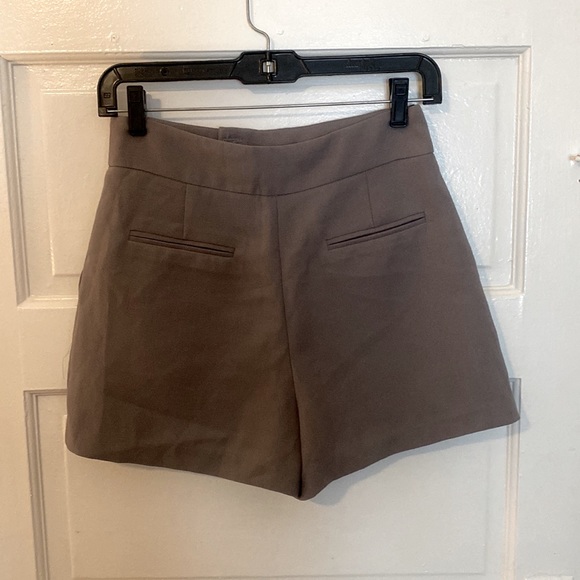 Grey shorts from Forever21, like new. Size M, great fit - Picture 2 of 2